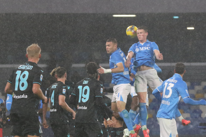 La Lazio trionfa in casa del Napoli, mentre l'Atalanta conquista il primo posto