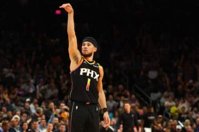 NBA: Booker supera i 15.000 punti a soli 28 anni, un traguardo raggiunto da soli otto giocatori prima di lui