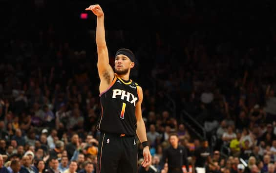 NBA: Booker supera i 15.000 punti a soli 28 anni, un traguardo raggiunto da soli otto giocatori prima di lui