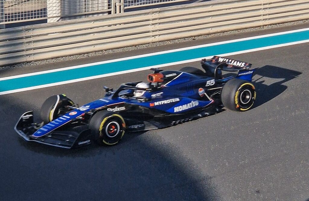 Sainz in pista con la FW46: inizio dell'avventura in Williams ad Abu Dhabi