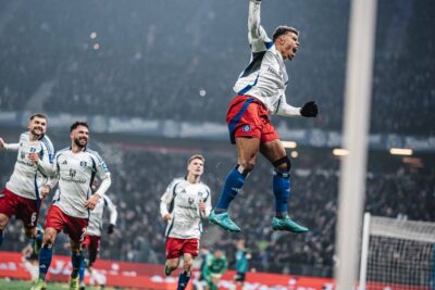 2. Fußball-Bundesliga: Hamburger SV erobert vorübergehend Tabellenspitze mit Sieg gegen 1. FC Köln  Traduzione in italiano:  2. Bundesliga di Calcio: L'Hamburger SV conquista temporaneamente la vetta della classifica con la vittoria contro il 1. FC Colonia