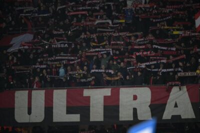 Canti omofobici e striscioni offensivi durante il bel -om