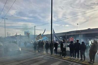 Centinaia di tifosi in attesa del pullman