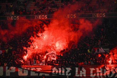 Chiusura del Conservatorio di una piacevole piattaforma di stadio dopo lo spiegamento di uno stendardo che confronta Marsteillais con i "Ratti"