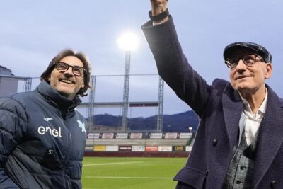 Ciccio Graziani durante la rifinitura pre-derby del Torino, i tifosi: "Fai tu!"