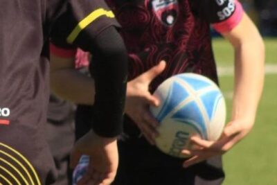 Confronto tra ragazze sugli spalti durante la partita di rugby