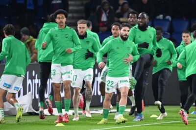 Djylian N'Guessan, 16 anni, inizia con il Saint-Étienne per affrontare il Nantes in L1