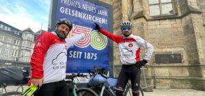 Freddo, cadute, ma per una buona causa... L'impressionante giro in bicicletta di 600 km di due tifosi di Brest