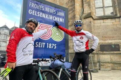 Freddo, cadute, ma per una buona causa... L'impressionante giro in bicicletta di 600 km di due tifosi di Brest