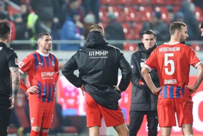 Frust beim 1. FC Heidenheim nach Heimpleite gegen St. Pauli - Fußball  Traduzione: "Frust al 1. FC Heidenheim dopo la sconfitta casalinga contro il St. Pauli - Calcio"