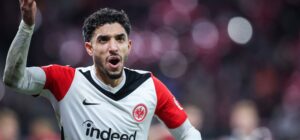 Geldregen: Omar Marmoush winkt bei Wechsel von Eintracht Frankfurt zu Manchester City offenbar ein Monstergehalt   Traduzione in italiano:   Pioggia di soldi: Omar Marmoush potrebbe ricevere un salario da sogno con il passaggio dall'Eintracht Francoforte al Manchester City