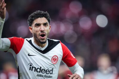 Geldregen: Omar Marmoush winkt bei Wechsel von Eintracht Frankfurt zu Manchester City offenbar ein Monstergehalt   Traduzione in italiano:   Pioggia di soldi: Omar Marmoush potrebbe ricevere un salario da sogno con il passaggio dall'Eintracht Francoforte al Manchester City