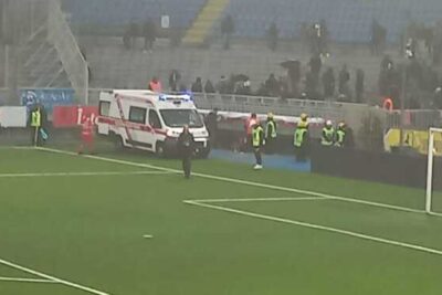 Grave tifoso cade da un parapetto dopo la partita di calcio di Serie C - Ultima ora