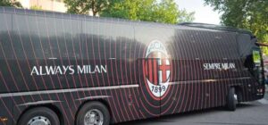 Il pullman del Milan è giunto a San Siro per la partita contro il Cagliari