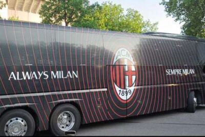 Il pullman del Milan è giunto a San Siro per la partita contro il Cagliari