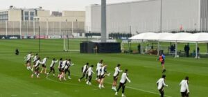 Juventus, rifinitura pre-Champions: Kolo Muani in allenamento. Recuperati Yildiz e altri due