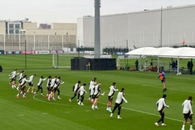 Juventus, rifinitura pre-Champions: Kolo Muani in allenamento. Recuperati Yildiz e altri due