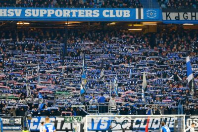 Köln-Fans von HSV-Hooligans attackiert – Polizei sucht Zeugen