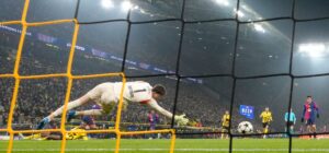 La nuova Champions: uno spettacolo di incertezze e gol, senza favoritismi per i grandi club Analisi dell'esordio del nuovo format voluto dall'Uefa