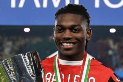 Milan, Leao: "Il Pallone d'Oro è il frutto dei successi con il club. Restiamo con i piedi per terra"