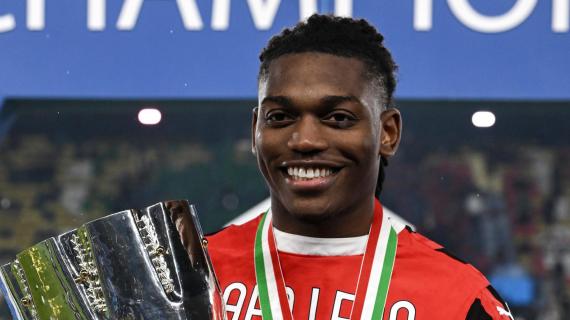 Milan, Leao: "Il Pallone d'Oro è il frutto dei successi con il club. Restiamo con i piedi per terra"