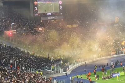 Scontri Roma - Eintracht: Lancio di fumogeni tra i tifosi durante il match di Europa League