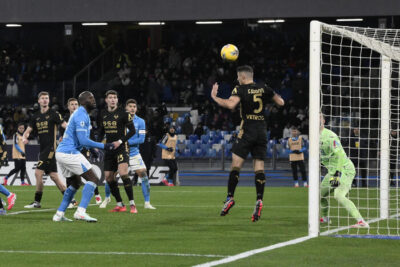 Serie A: Il Napoli senza Kvara conquista una vittoria per 2-0 contro il Verona e si allontana in vetta