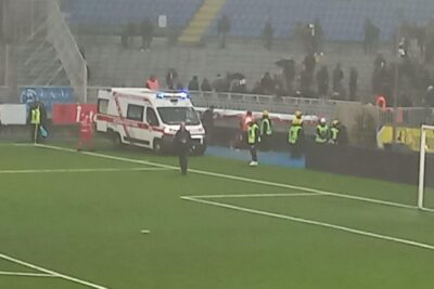 Tifoso cade dalla curva durante Novara-Pro Patria in Serie C: condizioni gravissime in ospedale