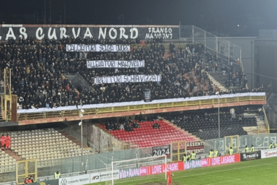 Un solo gol basta al Foggia: i rossoneri tornano alla vittoria Striscioni di protesta sugli spalti