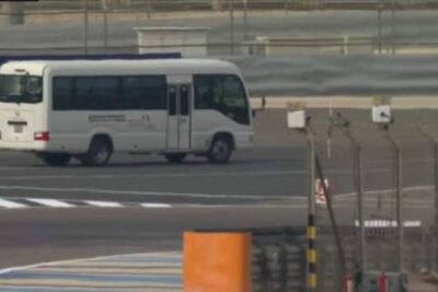 F1, sorprendente evento in Bahrain: un pullman appare in pista durante i test. Video