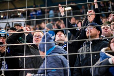 Kevin Kühnert celebra la sensazione di coppa di Bielefeld nel blocco dei fan