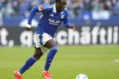 Lacrima del legamento crociato al talento di Schalke Tchibara