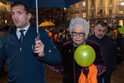 Liliana Segre partecipa al presidio in memoria dei fratellini ebrei uccisi a Gaza: “Essere qui è la risposta a tutto”