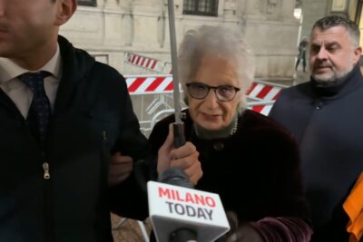 Liliana Segre partecipa al sit-in della Comunità ebraica di Milano in memoria dei fratelli Bibas