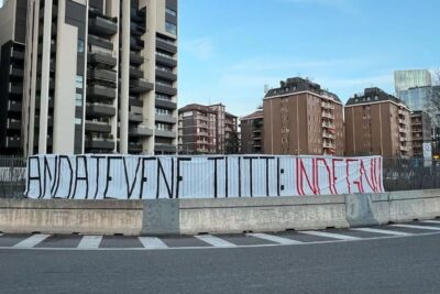 Milan: striscione di contestazione sotto la sede con il messaggio "Andatevene tutti: indegni"