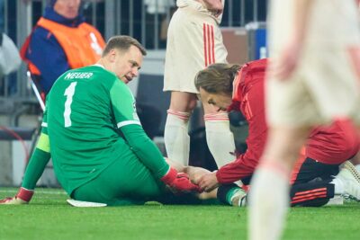 Alla celebrazione del gol: portiere del Bayern Neuer con lacrima di fibre Museekl