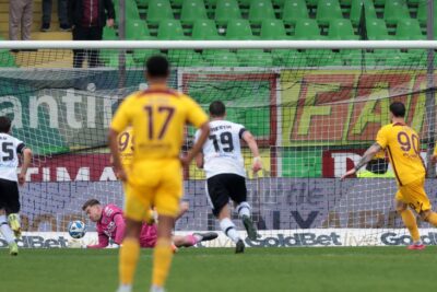 Jonathan Klinsmann junior para il rigore col Cesena: il merito va al raccattapalle di 12 anni