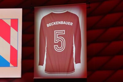 L'FC Bayern commemora Franz Beckenbauer con una maglia in Allianz Arena