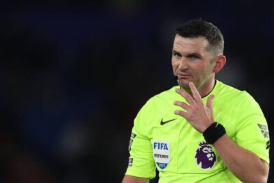 Schiri Michael Oliver Whistles FC Bayern vs. Leverkusen