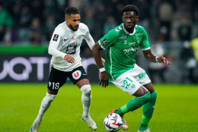 Soccer: il difensore di Saint-Etienne, Dylan Babinsika, attaccato da un sostenitore alla fine dello stadio