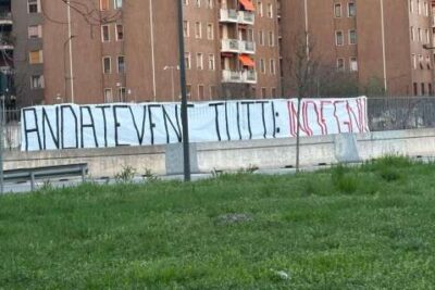 Striscione della Curva fuori Casa Milan: "Andatevene tutti: indegni"