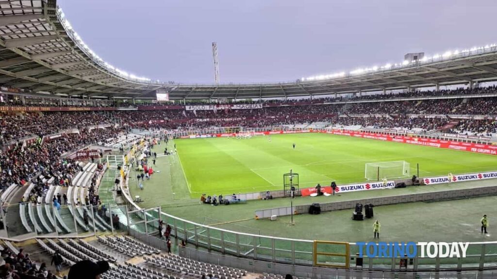 Torino, tifosi cadono dalla balaustra: partita sospesa allo stadio Olimpico!